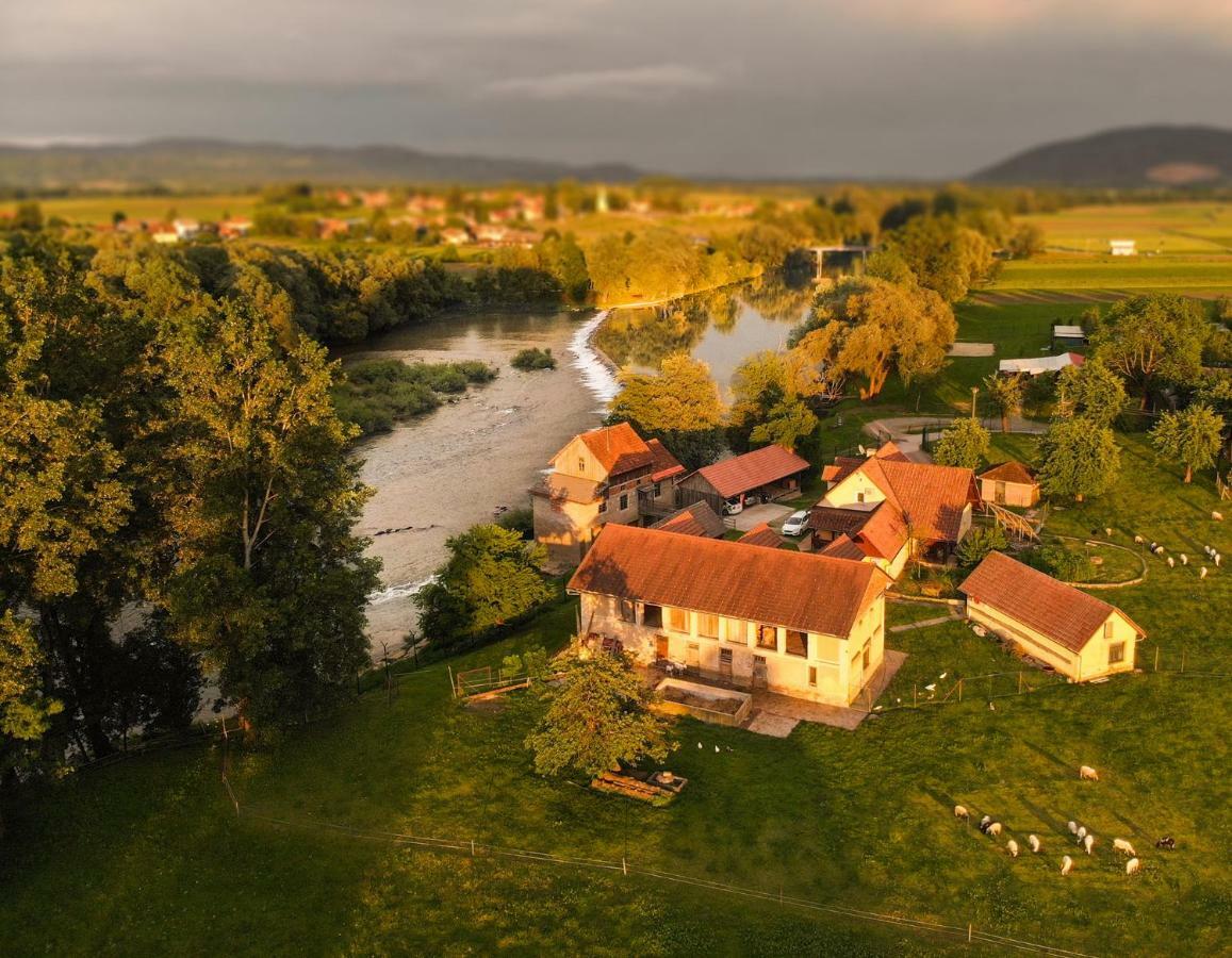 Fortun Estate - Apartmaji Ob Reki Kolpi Metlika Buitenkant foto